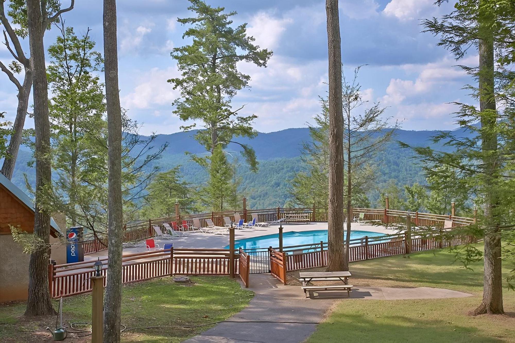 Cabin In A Gated Resort With Seasonal Resort Pool Pigeon Forge Luaran gambar